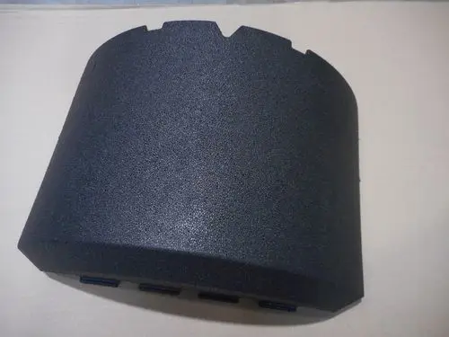 Schwarze, gewölbte Haube mit mehreren Befestigungslöchern, möglicherweise für ein Remeha-Gerät. Die Oberfläche zeigt eine strukturierte Haptik.